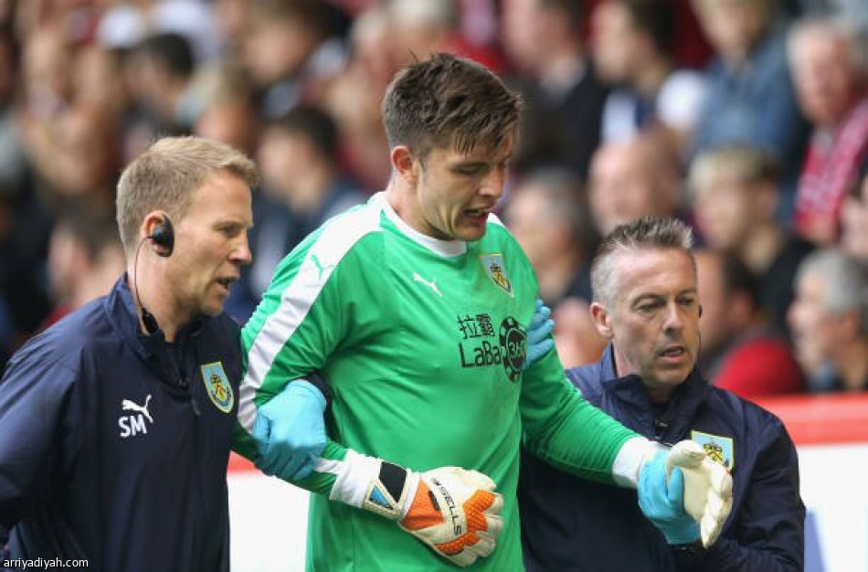 حارس بيرنلي يتعرض لإصابة خطيرة في الكتف