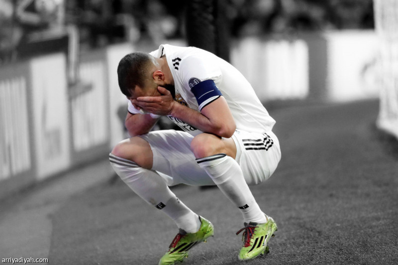 صورة التقطت أمس الأول لكريم بنزيمة مهاجم ريال مدريد يتحسر بعد الخسارة القاسية أمام أياكس (الفرنسية)
