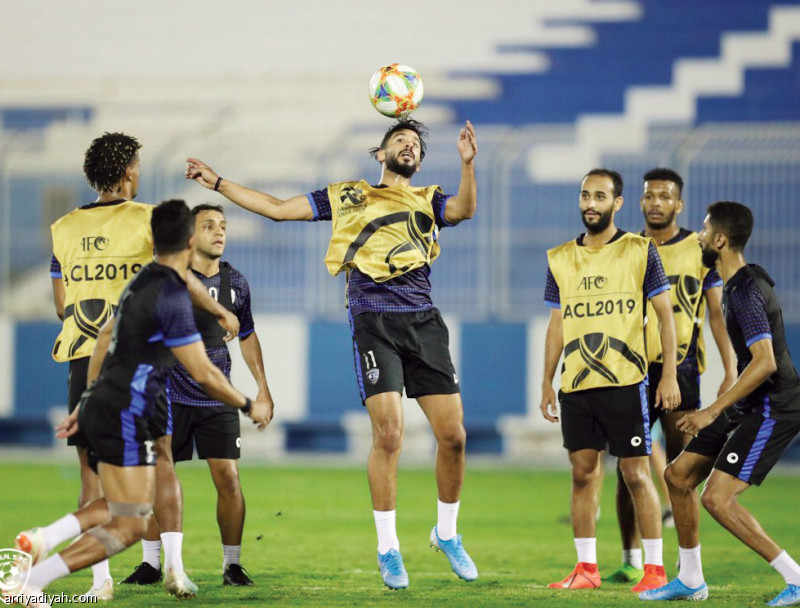 صورة التقطت أمس لصالح الشهري لاعب فريق الهلال الأول لكرة القدم يقفز للكرة وسط متابعة زملائه أثناء التدريبات(المركز الإعلامي ـ الهلال)