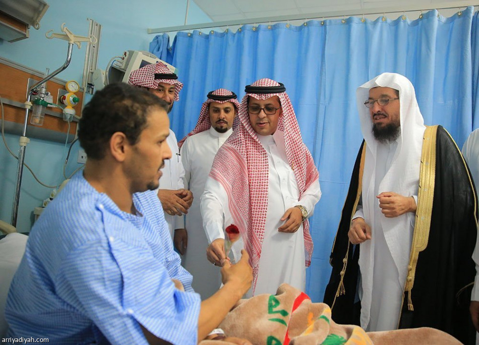 الرائد يعايد مرضى مستشفى بريدة المركزي