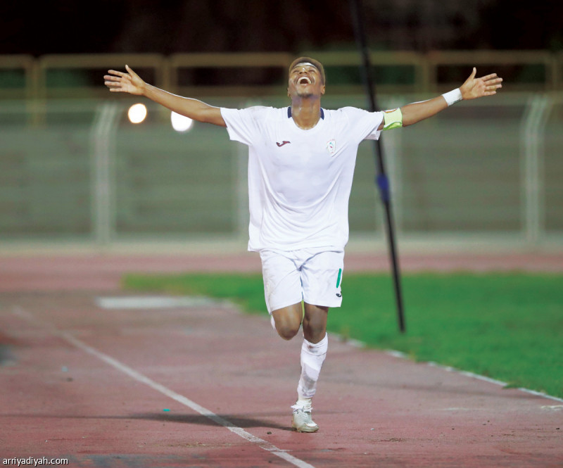 صورة التقطت أمس لمبارك الصقور لاعب فريق نجران يعبر عن فرحته بعد تسجيله الهدف الثاني في مرمى الخليج خلال المباراة التي انتهت بفوز فريقه 3ـ2 تصوير: عيسى الدبيسي