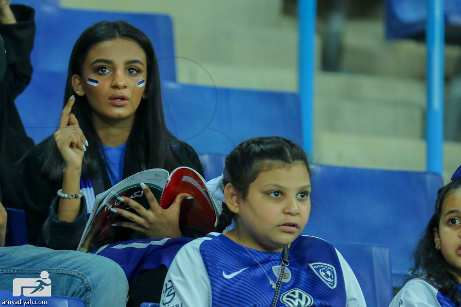 في ملعب الجامعة.. فتاة وهلال وكيمياء