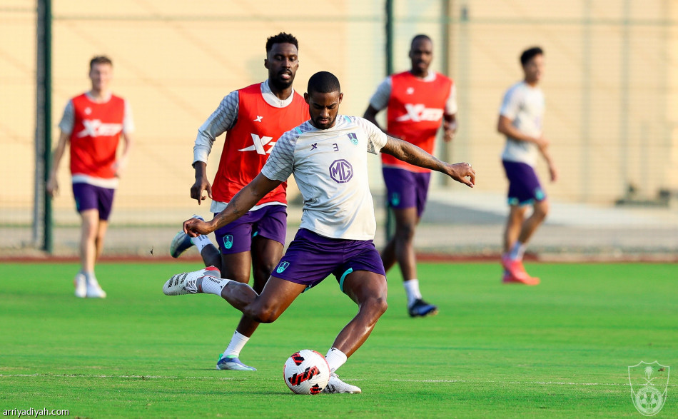 العويس يعود.. والأهلي يتدرب فترتين