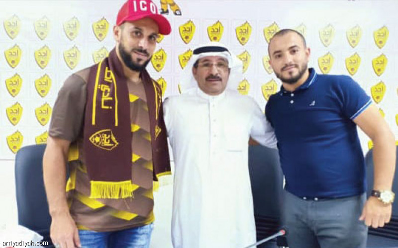 صورة التقطت أمس للجزائري عبد الرؤوف ناتاش يرتدي قميص أحد وإلى جواره محمد العلوي المشرف على الفريق الأول لكرة القدم ووكيل أعمال الحارس (المركز الإعلامي ـ أحد)