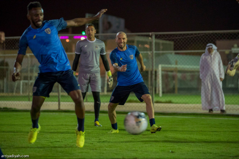 التعاون
يفتش عن مدافع
