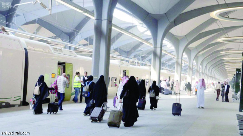 صورة التقطت أمس لعدد من الركاب في طريقهم للصعود إلى أولى الرحلات التجارية الرسمية لقطار الحرمين السريع (واس)