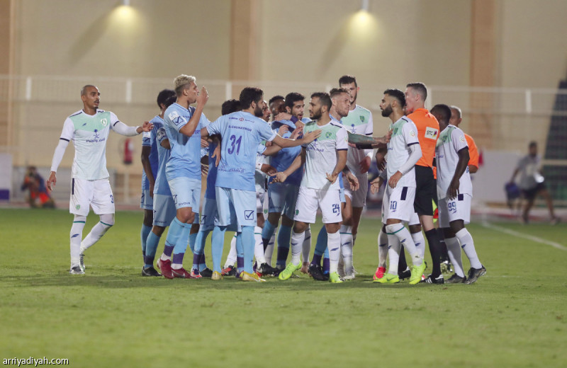 صورة التقطت أمس من حالة الاشتباك التي حدثت بين لاعبي الفتح والباطن في المباراة التي جمعتهما في حفر الباطن وانتهت نتيجتها