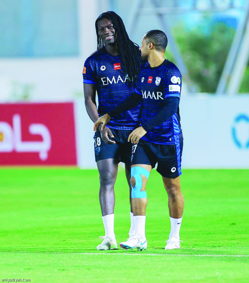 صورة التقطت أمس لهتان باهبري والفرنسي بافيتمبي جوميز لاعبي الهلال في حديث جانبي خلال تدريبات فريقهما استعداد لمباراة أبها (المركز الإعلامي - الهلال)