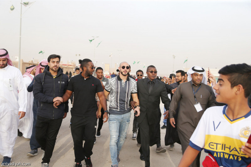 الرياض ـ خالد الرشيد خطف الثنائي المغربي نور الدين أمرابط والنيجيري أحمد موسى لاعبا فريق النصر الأول لكرة القدم إعجاب زوار المهرجان الوطني للتراث والثقافة في الجنادرية، وذلك بعد زيارتهما أمس متجر النادي الواقع في الجنادرية. وبحث زوار الجنادرية المنتمون إلى نادي النصر عن الثنائي من أجل التقاط الصور التذكارية والالتقاء بهما، أثناء زيارتهم إلى موقع المهرجان. وانضم الثلاثي سلطان الغنام وحمد المنصور وعبد الرحمن العبيد إلى الثنائي أمرابط وموسى قبل نهاية الزيارة، حيث تواجد الجميع في متجر النادي في الجنادرية، والذي شهد حضورهما تفاعلا كبيرا من قبل الجماهير النصراوية.