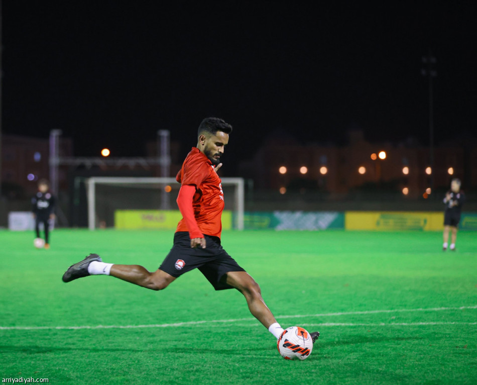 الرائد يفقد هيريرن أمام الهلال.. والرحيلي أساسيا