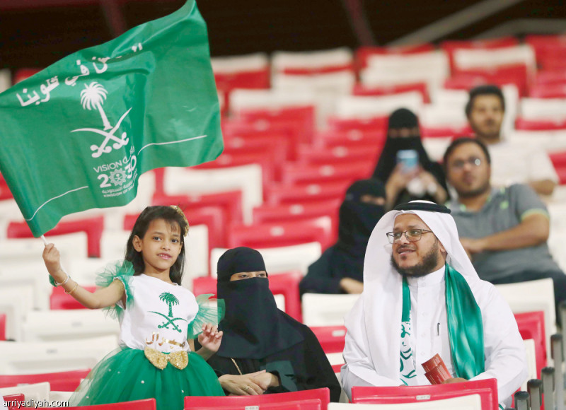 صورتان التقطتا أمس لجماهير المنتخب السعودي في مباراته أمام اليمن.. وتظهر في الأولى عائلة في مدرجات ملعب البحرين الوطني.. وفي الثانية مشجعون يتجاذبون أطراف الحديث في طريقهم إلى الملعب