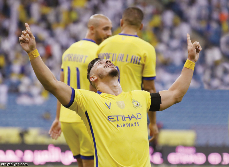 بدأ النصراويون رحلة دفاعهم عن لقبهم بحصد أول ثلاث نقاط حينما تغلبوا بثنائية نظيفة على ضيفهم ضمك القادم حديثاً إلى منافسة الكبار في المباراة الافتتاحية من دوري كأس محمد بن سلمان للمحترفين.. وعلى الرغم من الفوز إلا أن الأصفر العاصمي الفائز باللقب الاستثنائي العام الماضي عانى وتألم من تداعيات اللقاء الأول من جراء إصابة لاعبيه المغربي عبد الرزاق حمد الله المهاجم وسلطان الغنام المدافع.. وفي الصورة التي التقطت أمس البرازيلي جوليانو قائد النصر يحتفي بتسجيله الهدف الأول تصوير: صالح الغنام
