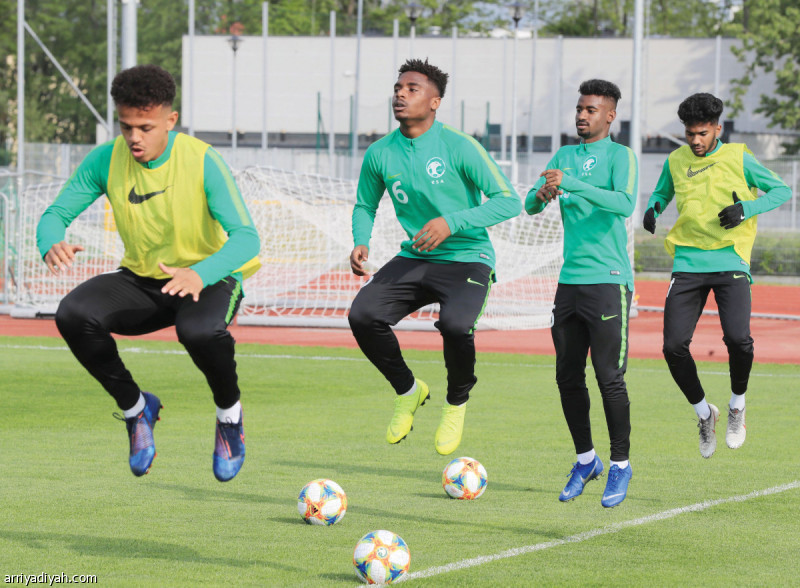 صورة التقطت أمس لتركي العمار لاعب المنتخب السعودي للشباب يتقدم زملاءه خلال تمارين اللياقة.. ويظهر خلفه فراس الغامدي وحازم الزهراني (المركز الإعلامي ـ المنتخب السعودي)