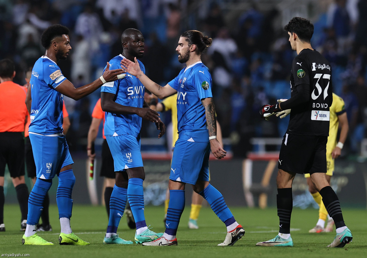 الهلال يعبر