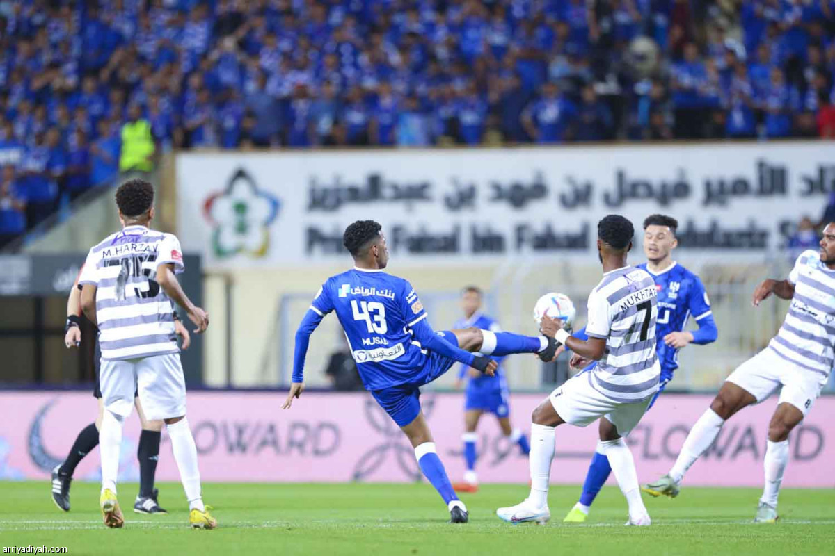 الهلال يتعثر