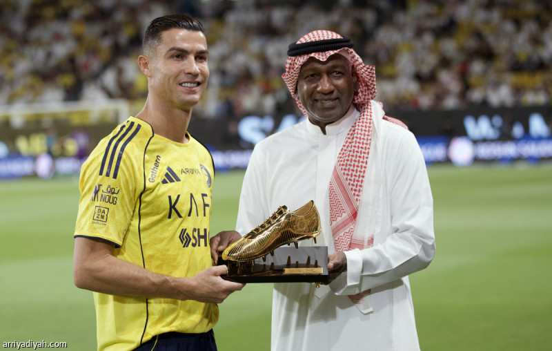 كريستيانو رونالدو يتسلم الحذاء الذهبي من ماجد عبد الله بعد تصدره هدافي دوري روشن