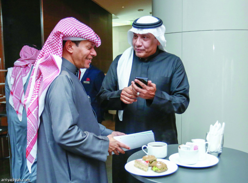 صورة التقطت أمس لفهد المدلج في نقاش مع عبد الله خوقير (المركز الإعلامي ـ الدوري السعودي للمحترفين)