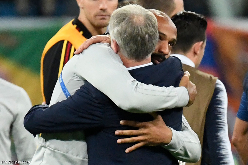 أظهر الفرنسي تيري هنري مساعد مدرب المنتخب البلجيكي علامة الحزن بعد خسارة فريقه أمام المنتخب الفرنسي في نصف نهائي مونديال روسيا، وبدأ ذلك واضحاً هو يصافح ديشان زميله السابق، ومدرب منتخب