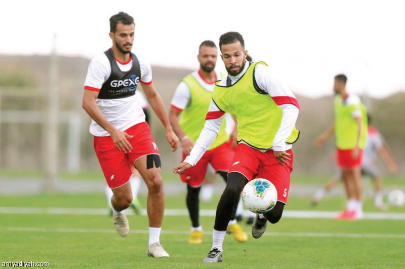 صورة التقطت أمس لأحمد النجعي لاعب فريق أبها ينطلق بالكرة أثناء التدريبات ويبدو زميلاه صالح عباس وأسامة عاشور (المركز الإعلامي ـ أبها)