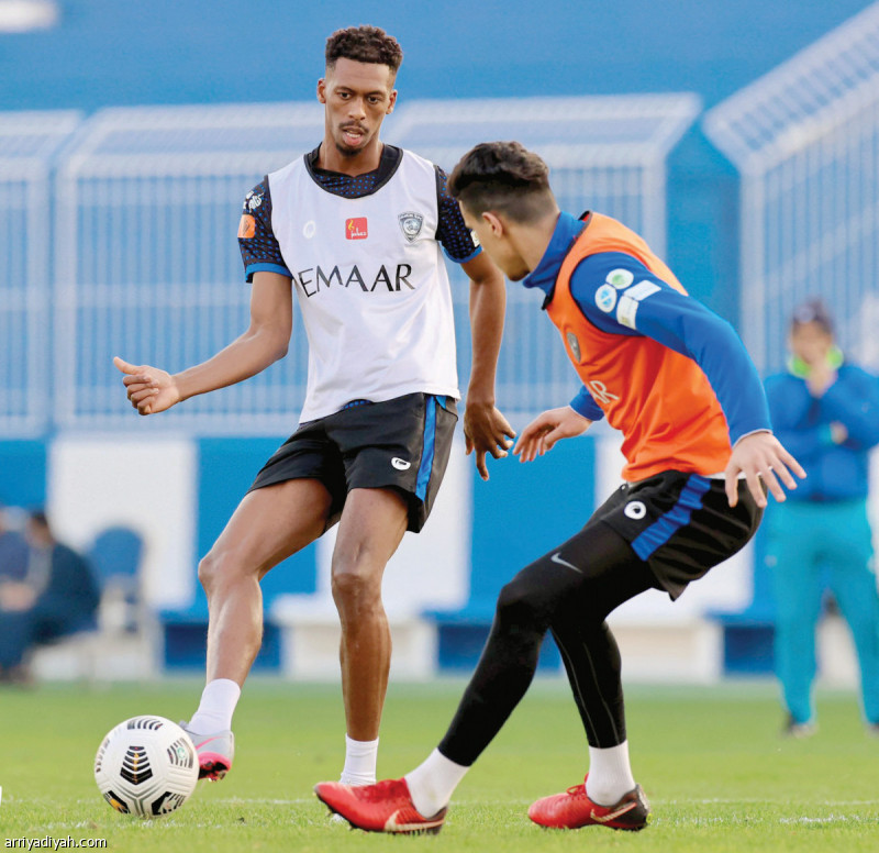 صورة التقطت أمس لمحمد كنو ومتعب المفرج لاعبي الهلال يتنافسان على الكرة خلال التدريبات (المركز الإعلامي ـ الهلال)