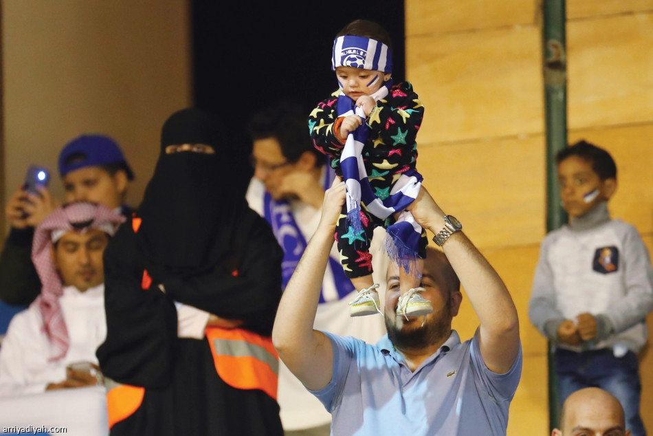 الأطفال  يزينون المدرجات بالأزرق والأصفر