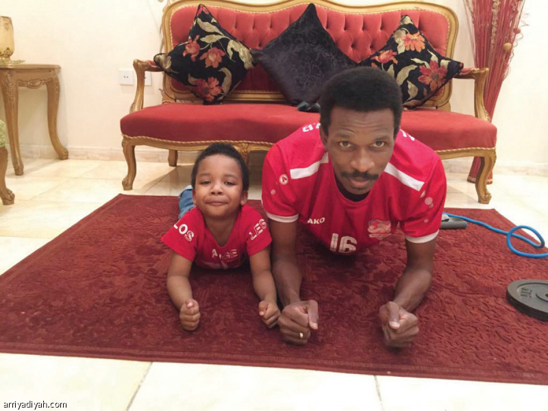 صورة التقطت أمس هوساوي لاعب فريق الوحدة للطائرة يتدرب برفقة ابنه (صورة خاصة بالرياضية)