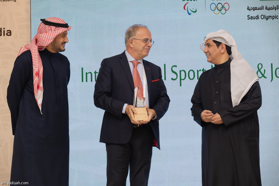 100 إعلامي يختتمون ندوة الاعلام والصحافة الرياضية الدولية