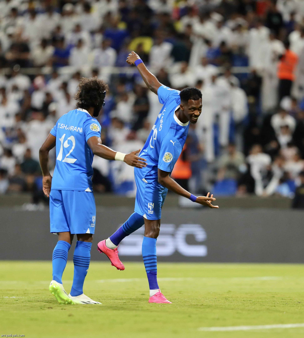 الهلال يعبر