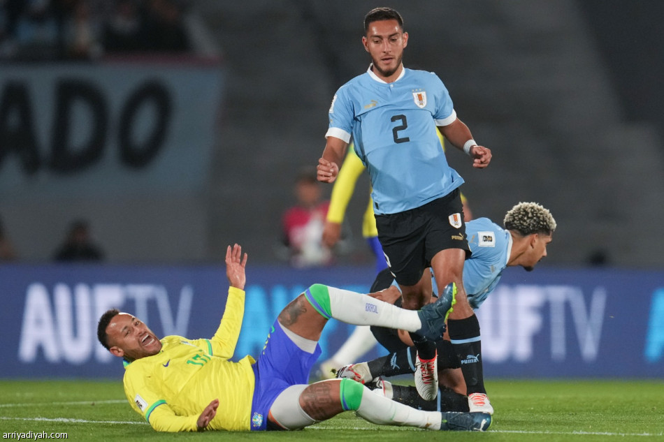 بعد «إصابة خطيرة».. نيمار يغادر مباراة أوروجواي باكيا