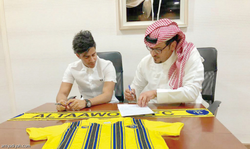 صورة التقطت أمس ليحيى خرمي ومحمد القاسم رئيس التعاون لحظة توقيع عقد انتقال اللاعب (المركز الإعلامي ـ التعاون)