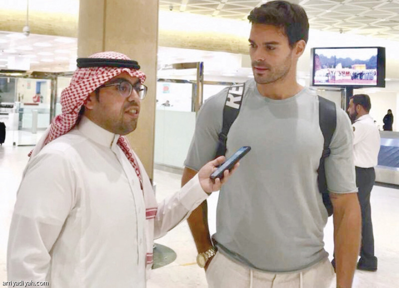 صورة التقطت للإسباني بويتا مدافع الهلال يتحدث إلى الزميل حمد الصويلحي تصوير: بدر الحمد