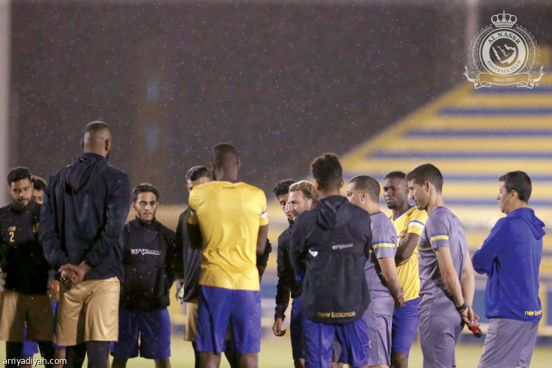 صورة التقطت أمس من تدريبات النصر تظهر اجتماع كارينيو مع اللاعبين في اللقاء الأول بينهما عقب الخسارة أمام المولودية الجزائري (المركز الإعلامي ـ النصر)