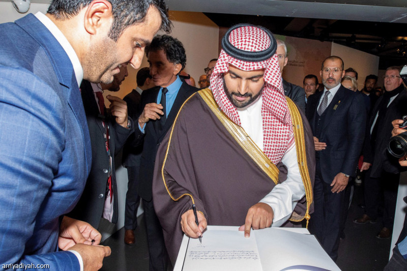 صورة التقطت أمس لبدر بن عبد الله بن محمد بن فرحان وزير الثقافة يدون كلمة في دفتر اليوميات بعد الافتتاح(واس)