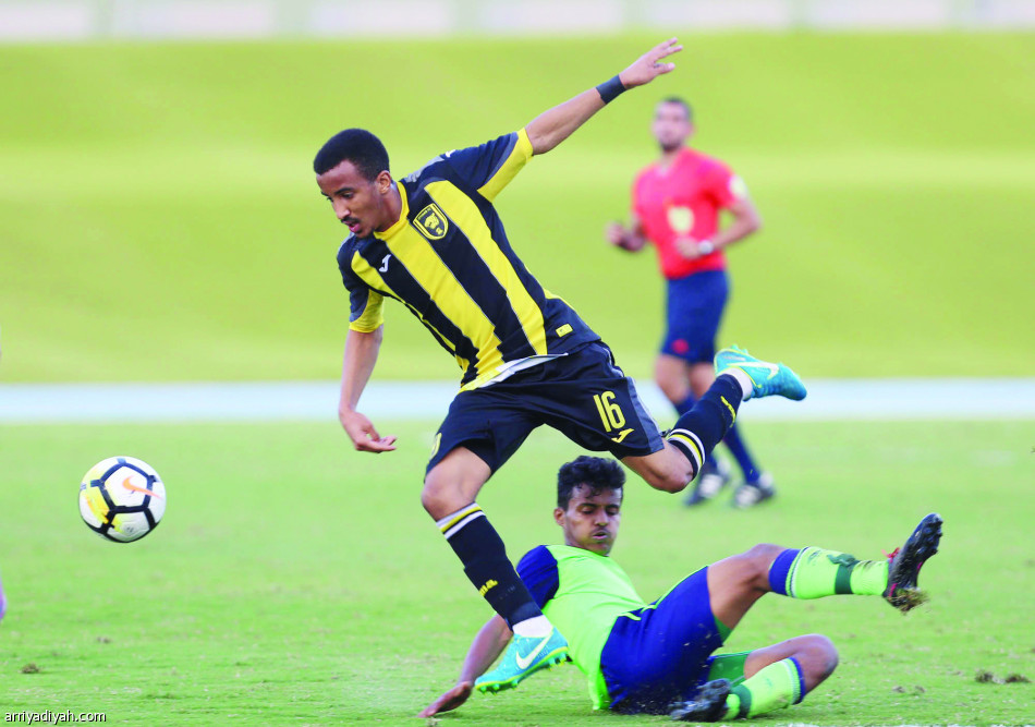 الأهلي والاتحاد يهديان الهلال الصدارة