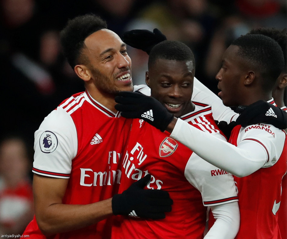 أوباميانج يقود أرسنال إلى فوز مثير على إيفرتون