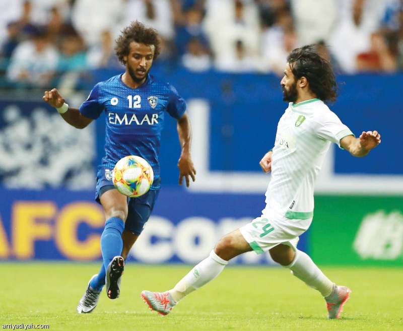 صورة التقطت أمس لحسين عبد الغني لاعب الأهلي وياسر الشهراني لاعب الهلال يتنافسان على الكرةتصوير: سعد العنزي