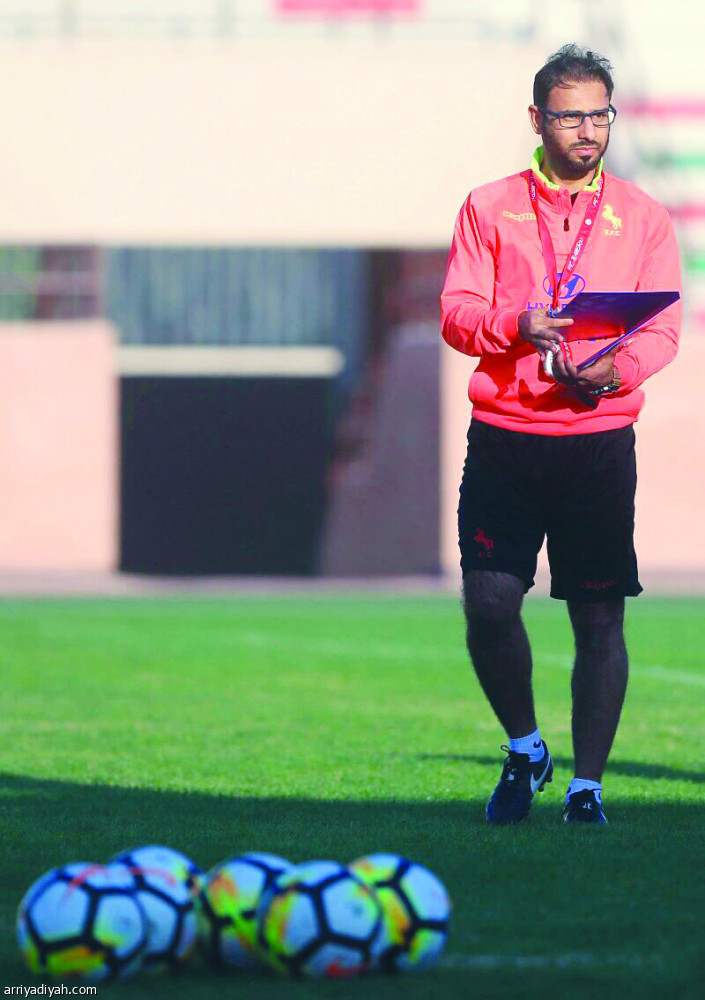 النقص يورط مدرب الاتفاق