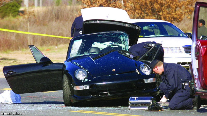 صورة التقطت لشرطي يباشر عمله في موقع حادث وفاة فيلس أمام سيارته المحطّمة(أرشيفية)