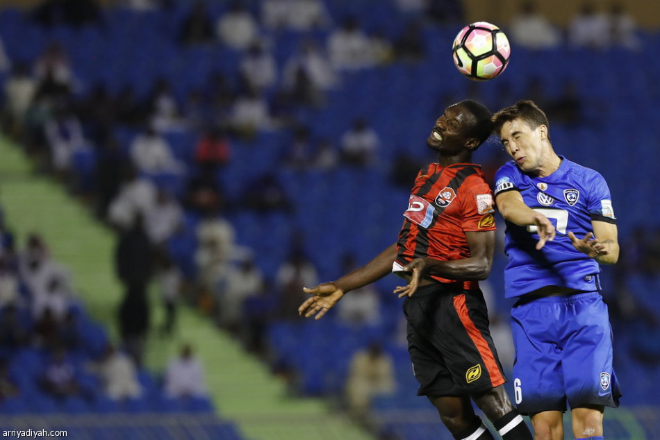 الهلال يخطف صدارة دوري جميل بثنائية في مرمى الرائد