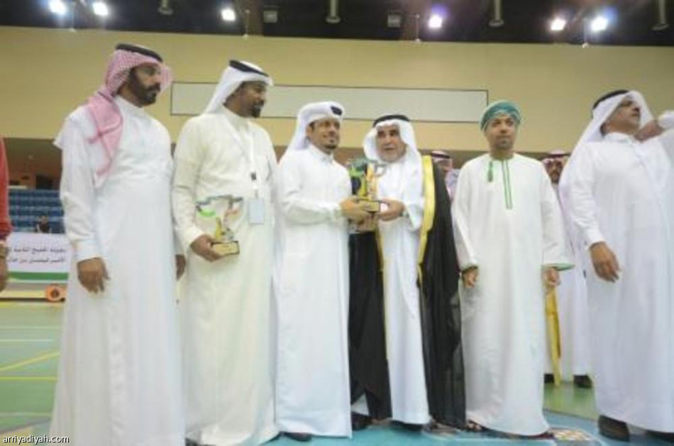 وكيل إمارة عسير يتوج منتخب عمان بكاس البطولة الخليجية