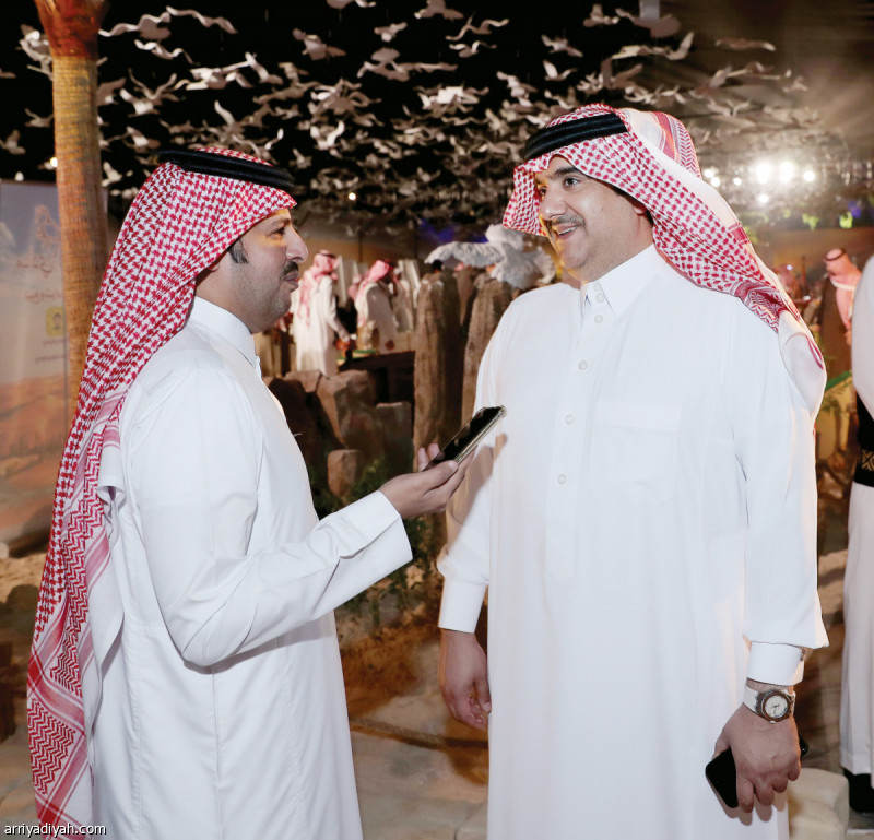 صورة التقطت أمس لابن شريم متحدثًا إلى الزميل راكان المغيري