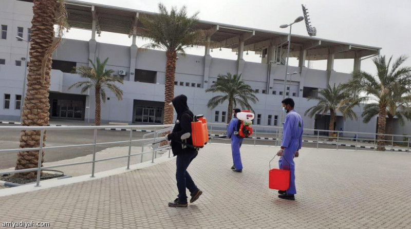 صورة التقطت أمس لعمال النظافة يعقمون المرفقات داخل نادي الطائي (المركز الإعلامي ـ الطائي)