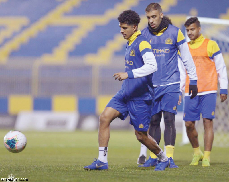 صورة التقطت امس لخالد الغوينم والمغربي عبدالرزاق حمدالله خلال الحصة التدريبية (المركز الاعلامي- النصر)