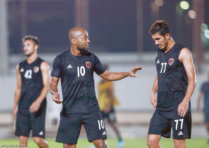 صورة التقطت أمس لإسماعيل مطر لاعب الوحدة الإماراتي في حديث مع زميله خليل الحمادي قبل بداية التدريبات (المركز الإعلامي ـ الوحدة الإماراتي)