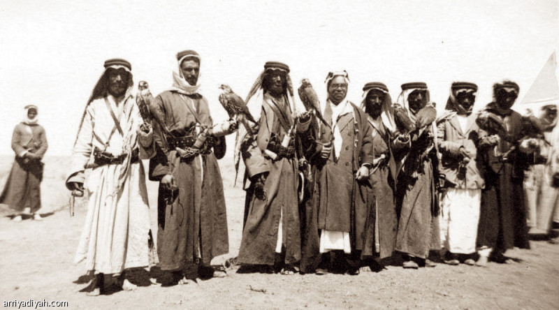 صور أرشيفية التقطت لعدد من هواة الصيد بالصقور خلال فعالية قديمة (واس)