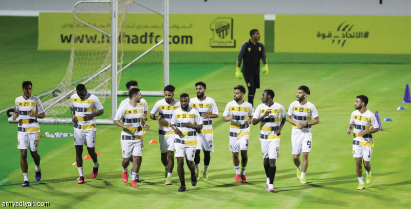 صورة التقطت أمس لعدد من لاعبي فريق الاتحاد الأول لكرة القدم يركضون على ملعب النادي خلال الحصة التدريبية المسائية (المركز الإعلامي ـ الاتحاد)