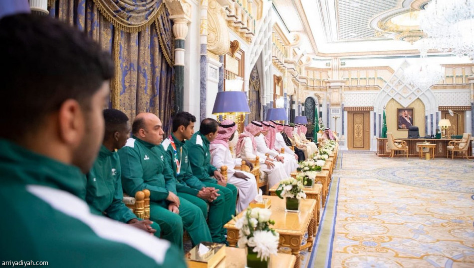 خادم  الحرمين يستقبل أبطال أولمبياد الشباب