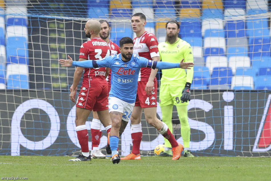 نابولي يضرب فيورنتينا بسداسية