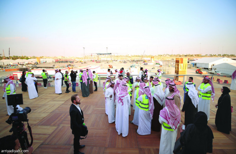 صورة التقطت أمس من مضمار الدرعية الذي سيحتضن سباق السعودية للفورمولا إي 2018.. ويظهر أعضاء اللجنة المنظمة والإعلاميون يقفون على التجهيزات تصوير: فواز السنيد