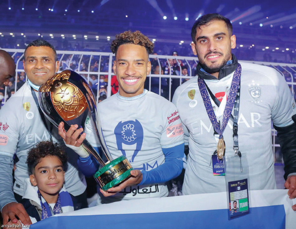 الأزرق..
3 بطولات في 221 يوما